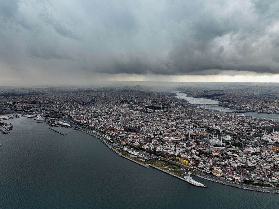 Görüntüler bugün çekildi! İstanbul'da gündüz geceye döndü