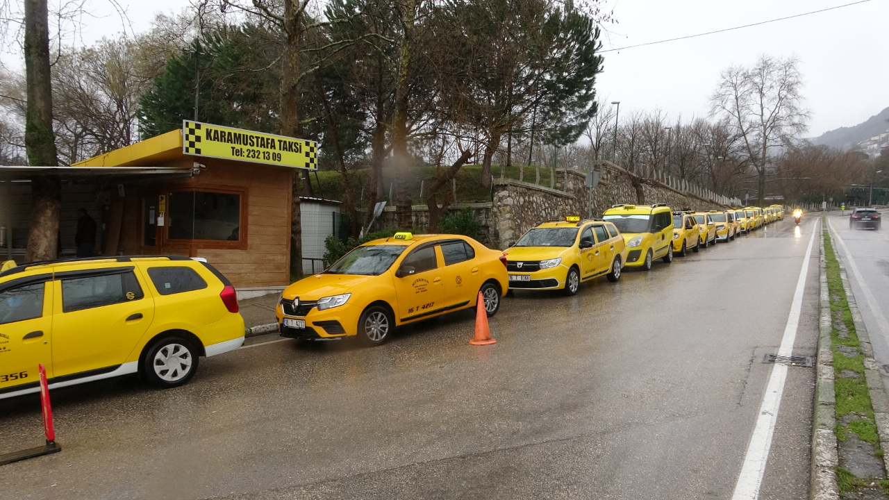 Taksi ücretlerine zam geldi! Bursa'da taksiciler uzun kuyruklar oluşturdu: Zammı istemezdik ama mecbur kaldık