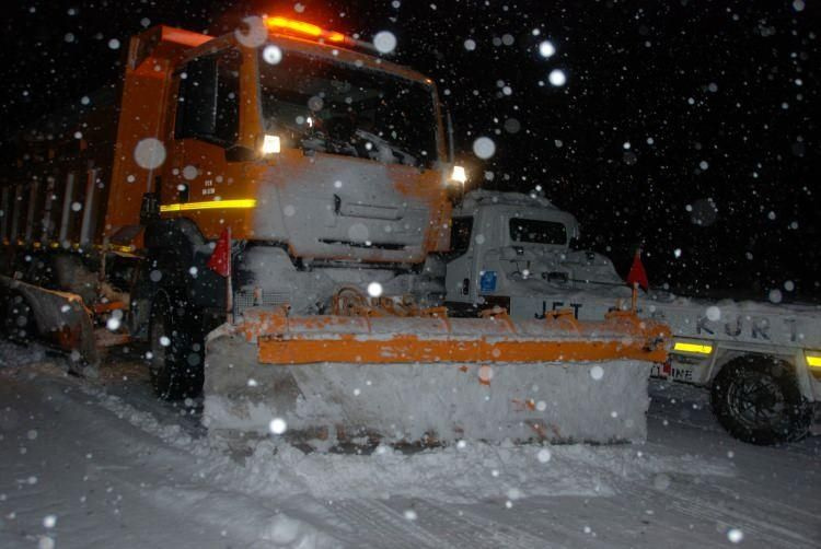 Antalya-Konya karayolu yoğun kar nedeniyle ulaşıma kapandı