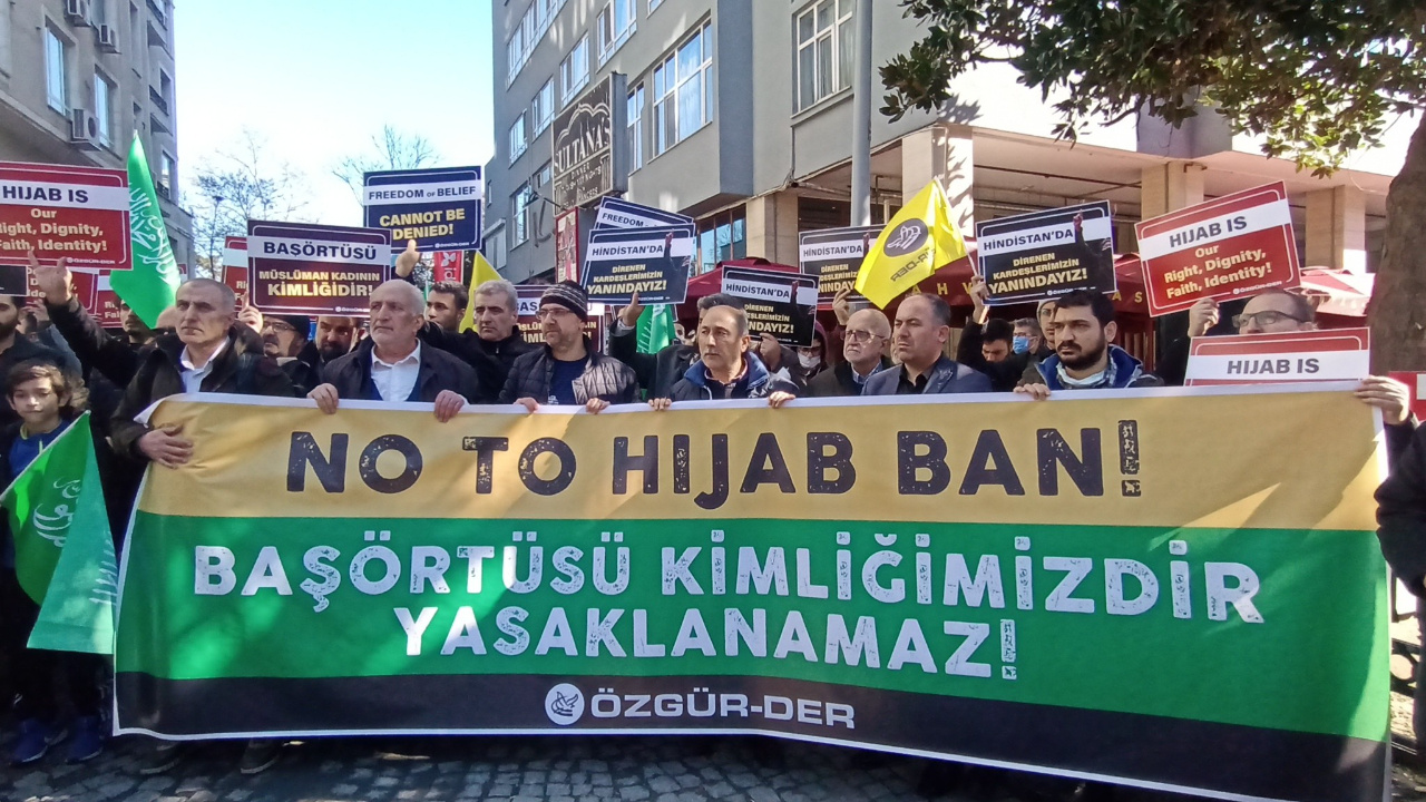 İstanbul'da başörtüsü yasağı protestosu! 28 Şubat sürecine gönderme yaptılar