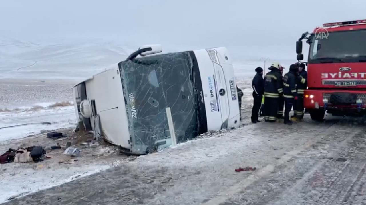 Konya'da tur otobüsü devrildi ölü ve yaralılar var