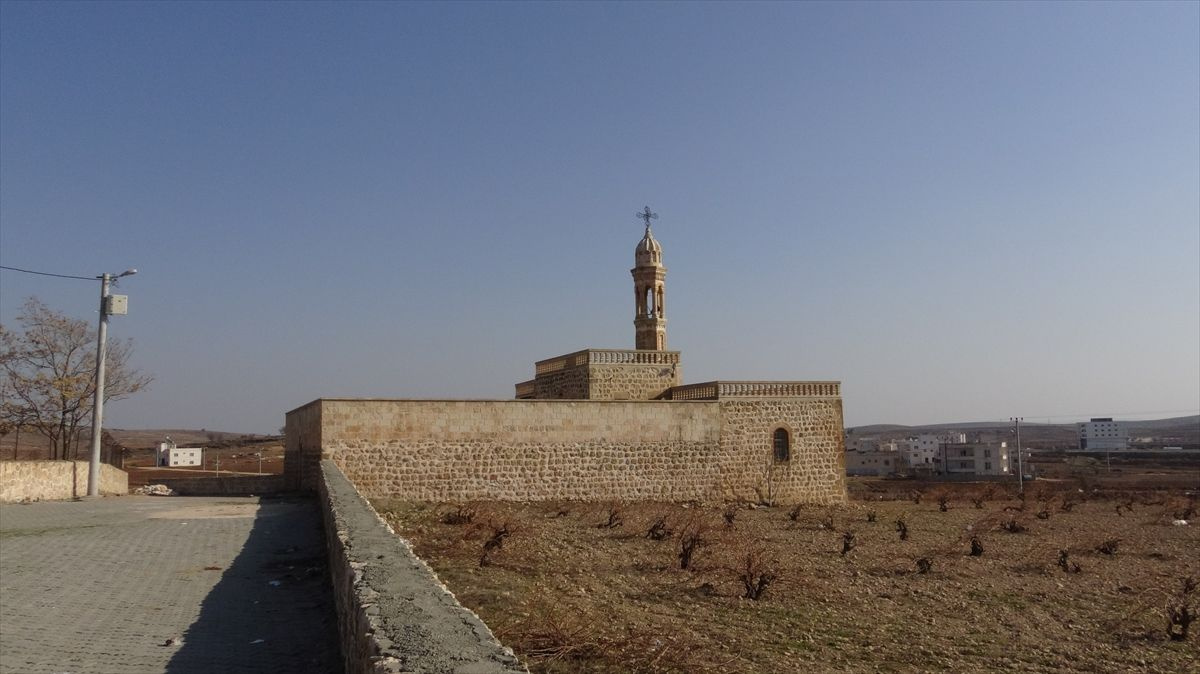 Mardin'de 800 yıllık kilisedeki çanı çalmaya çalışan hırsızlar çıkan ses üzerine kaçtı