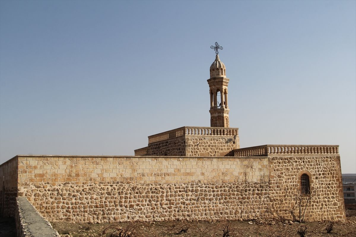 Mardin'de 800 yıllık kilisedeki çanı çalmaya çalışan hırsızlar çıkan ses üzerine kaçtı