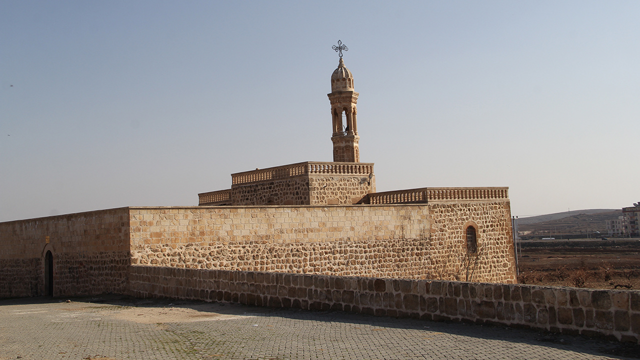 Mardin'de 800 yıllık kilisedeki çanı çalmaya çalışan hırsızlar çıkan ses üzerine kaçtı