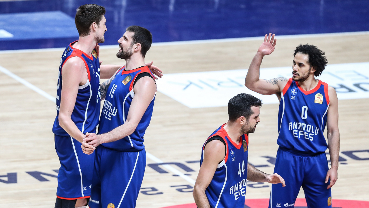 Basketbol Türkiye Kupası finalinde Fenerbahçe'yi 14 sayı farkla geçen Anadolu Efes şampiyon oldu.