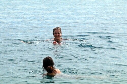 Sıcağı görenler telefona sarıldı! Turistlerin denizin keyfini çıkardı: Antalya kışı erken uğurladı