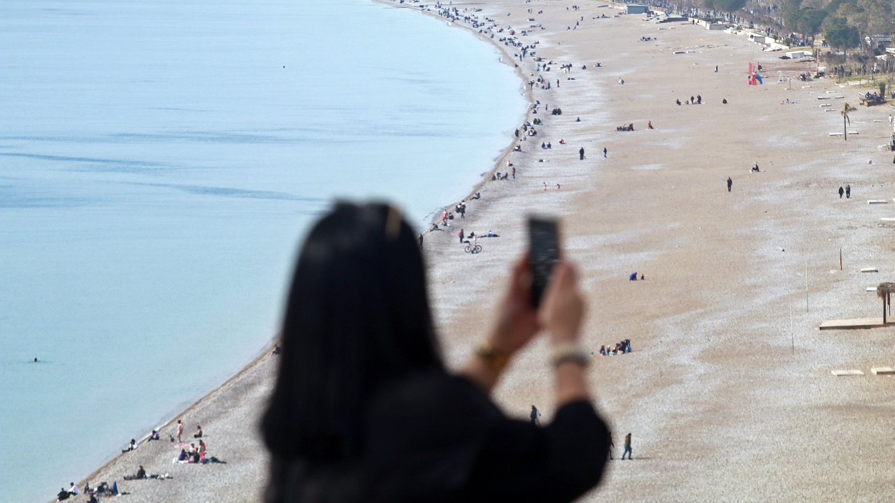 Sıcağı görenler telefona sarıldı! Turistlerin denizin keyfini çıkardı: Antalya kışı erken uğurladı