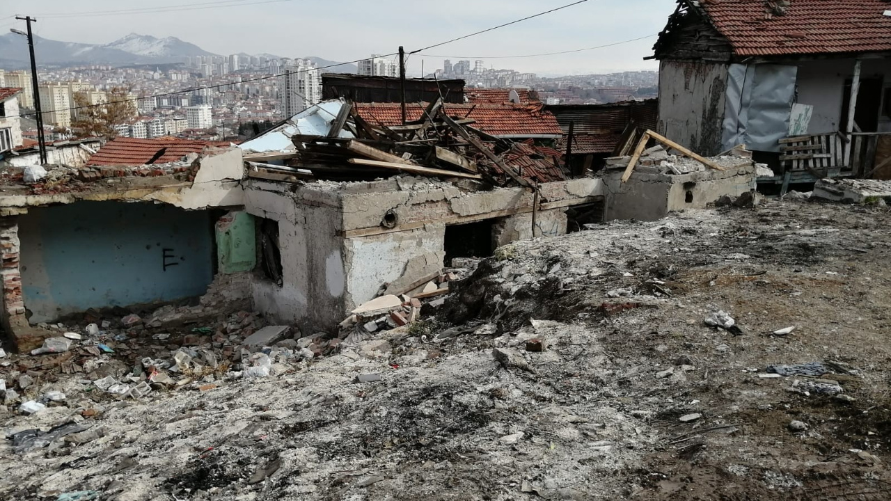 Ankara'da çatıdaki odunları toplamaya gitti! Göçük altında kaldı