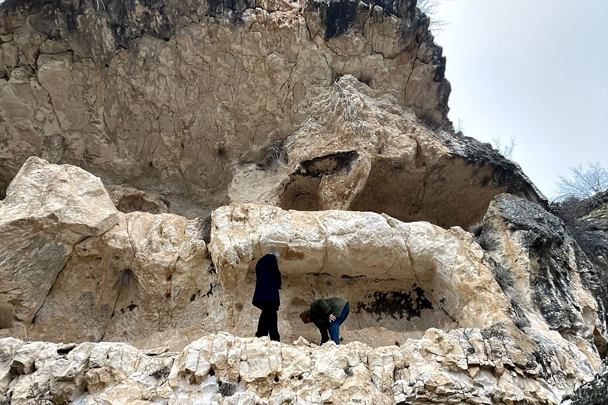 Elazığ'da köyün yakınlarında gezerken tesadüfen buldular 1800 yıllık çıktı