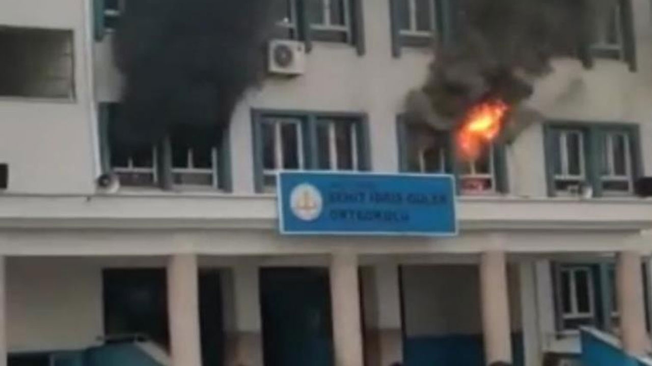 Adana'da okulda büyük panik! Klimanın patlaması sonrası yangın çıktı, öğrenciler tahliye edildi