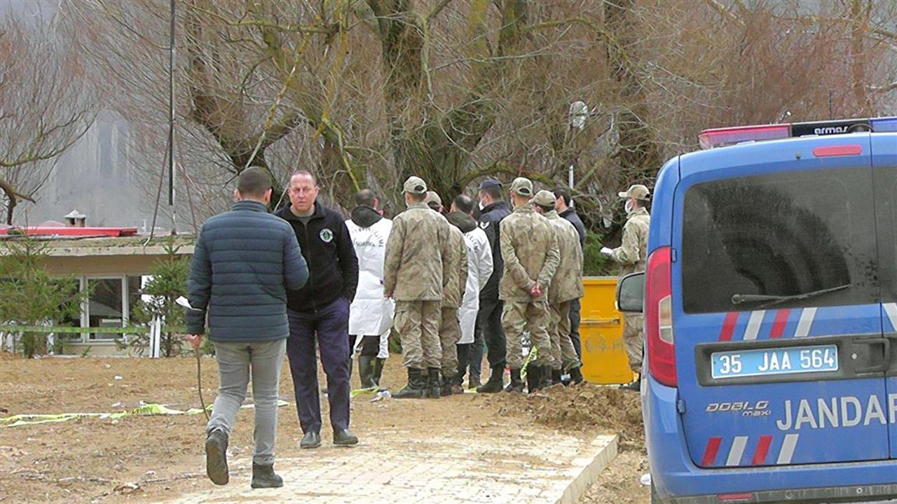 İzmir'de göle piknik yapmaya giden vatandaşlar kadın cesedi buldu