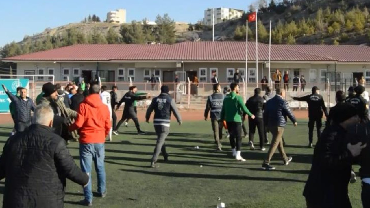 Adıyaman'da maç sonrası yeşil saha karıştı! Yumruk ve tekmeler havada uçuştu