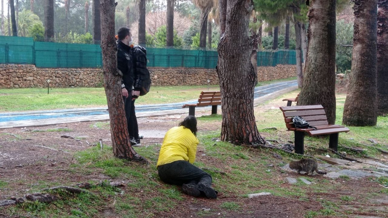 19 yaşındaki genç kız parkta bu halde bulundu! Vatandaşlar görüp ihbar etti