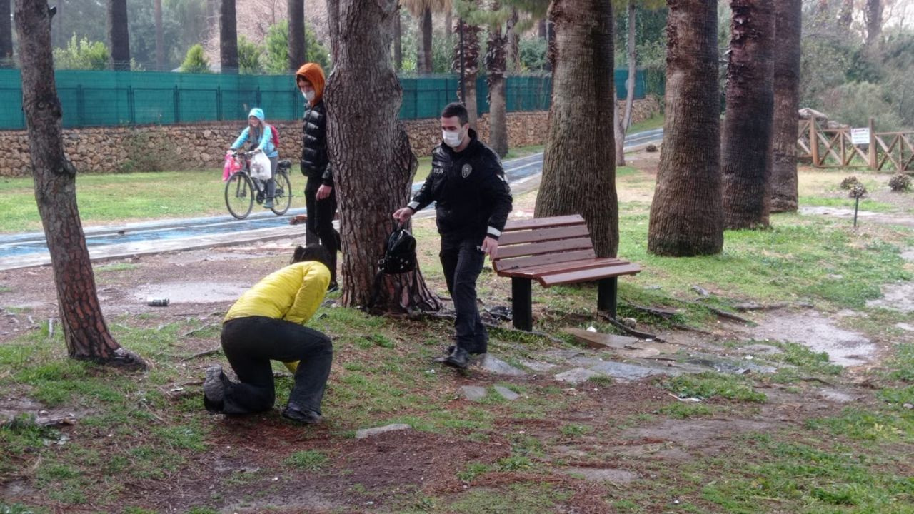 19 yaşındaki genç kız parkta bu halde bulundu! Vatandaşlar görüp ihbar etti