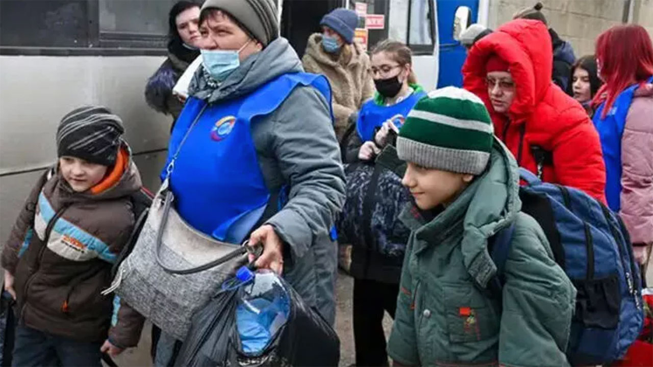 Ukrayna'da OHAL ilen edildi! Çocukları okula kıyafetlerine kan grubu yazarak yolluyorlar