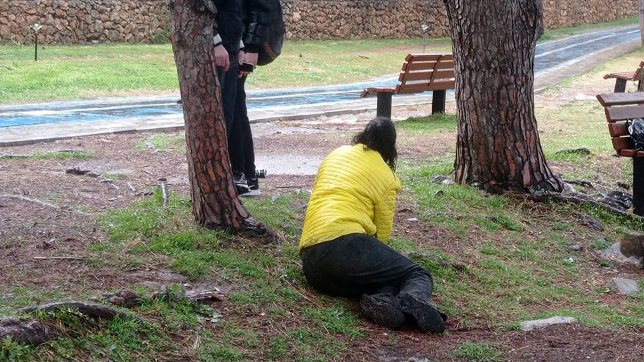 19 yaşındaki genç kız parkta bu halde bulundu! Vatandaşlar görüp ihbar etti