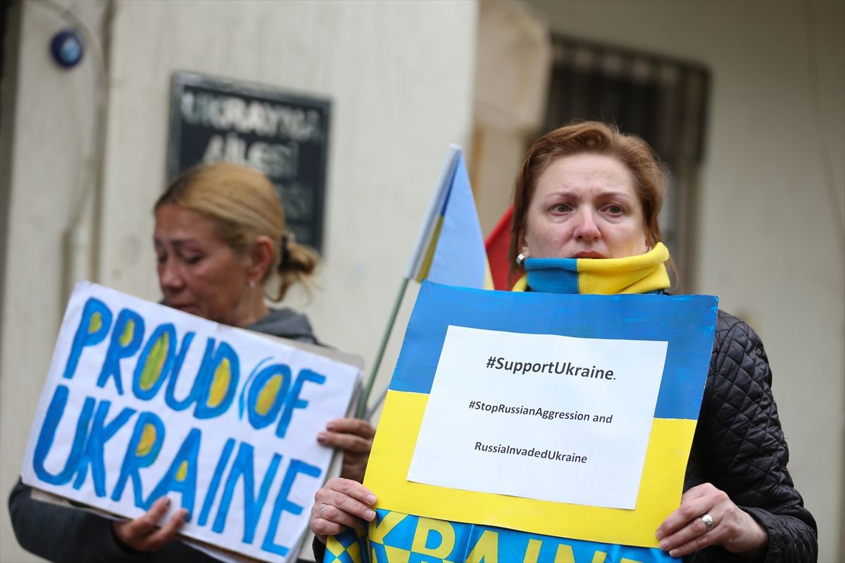 Antalya'da yaşayan Ukraynalılar gözyaşları içinde Rusya'yı böyle protesto ettiler