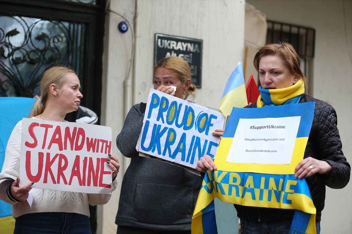 Antalya'da yaşayan Ukraynalılar gözyaşları içinde Rusya'yı böyle protesto ettiler