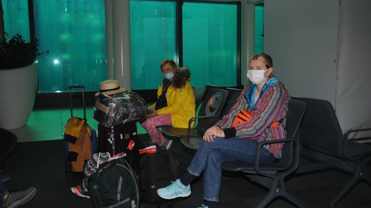 İstanbul Havalimanı'nda Ruslar ve Ukraynalıların tedirgin bekleyişi: Açız, su içmek istiyoruz
