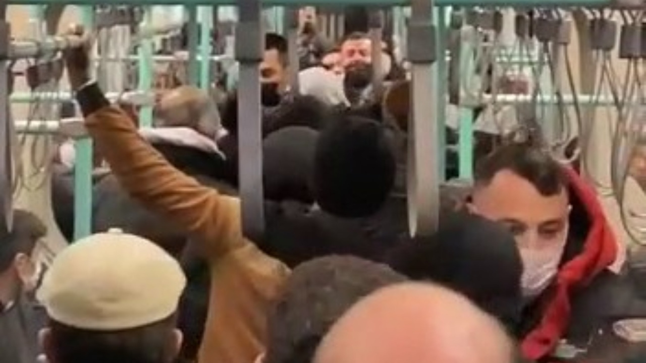 İstanbul'da tramvayda tekme tokat kavga! 4 kişi 1 yolcuyu dövdü: İşte o anlar...