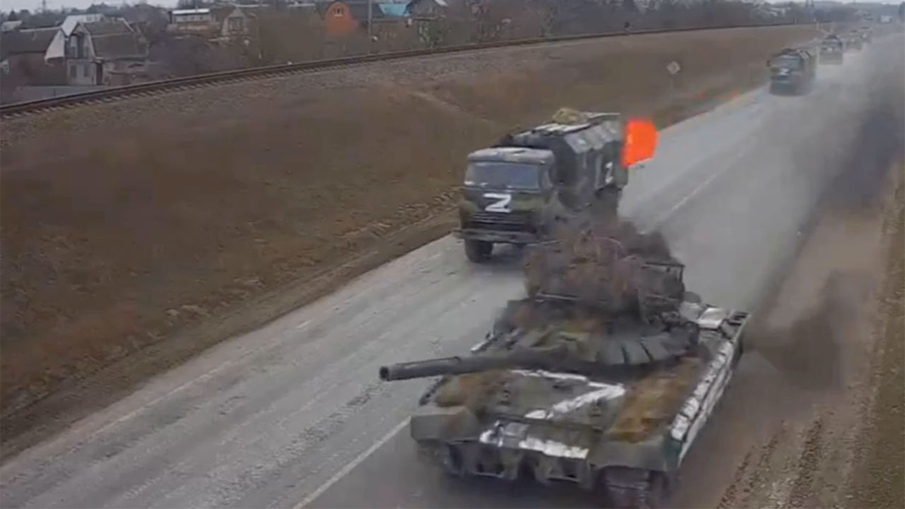 Rus tankları Kiev'e SSCB bayrağı dalgalandırarak girdi! Putin 'Oralar SSCB toprağı' demişti