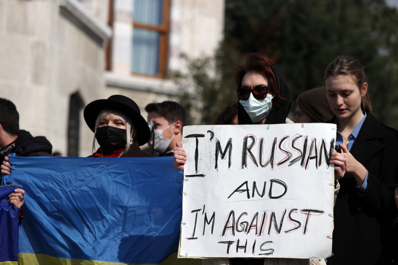 Türkiye’deki Ukraynalılar meydanlara akın etti! 'Savaşa hayır, katil Putin': İşte protestolardan kareler...