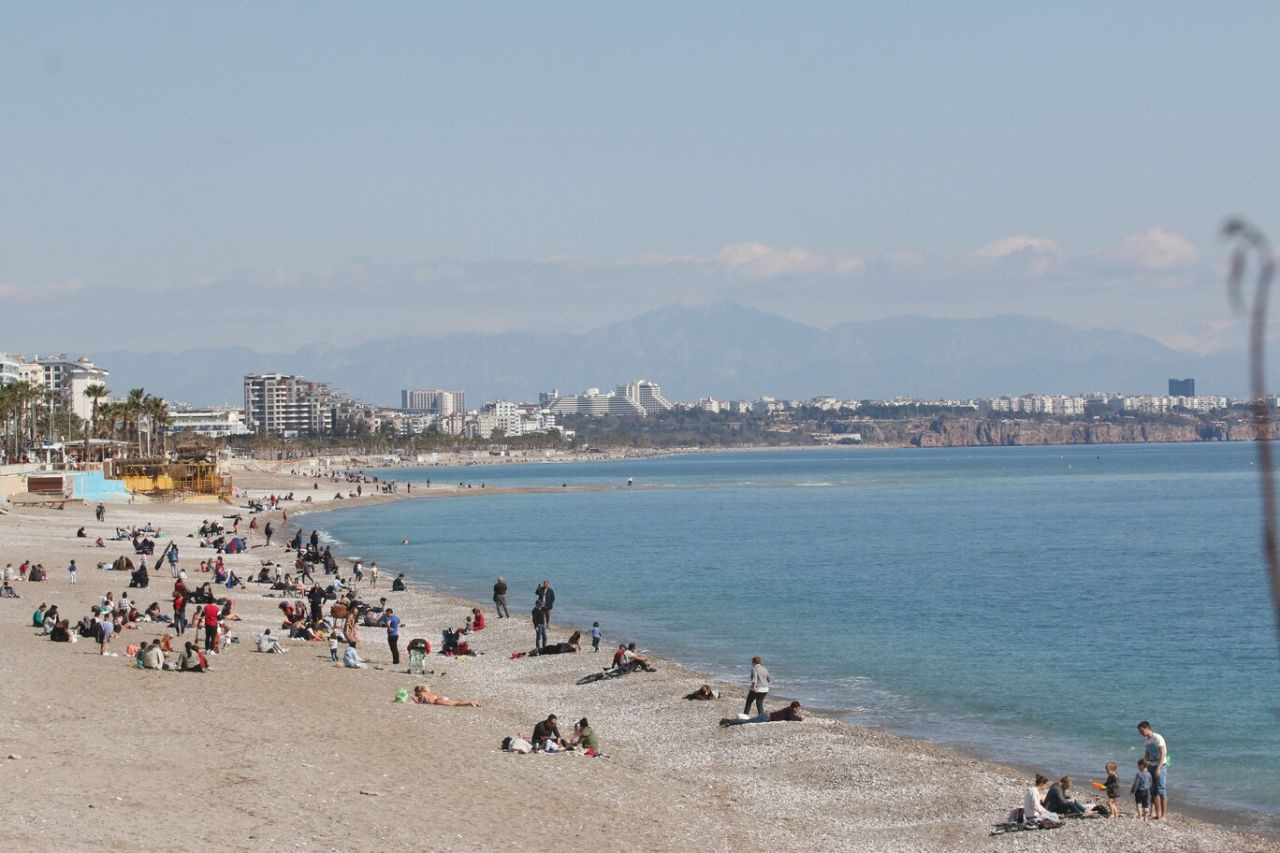 Sıcak havayı fırsat bilen Ruslar ve Ukraynalılar Antalya'da sahile koştu! Denizin keyfini çıkardılar