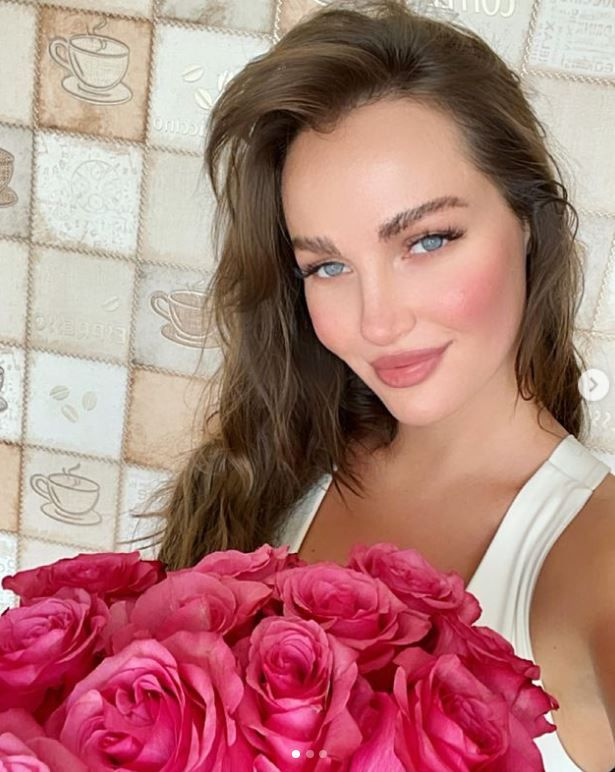 Miss Ukrayna güzeli Anastasiia Lenna Instagram'da silah kuşanıp Rusya'ya gözdağı verdi