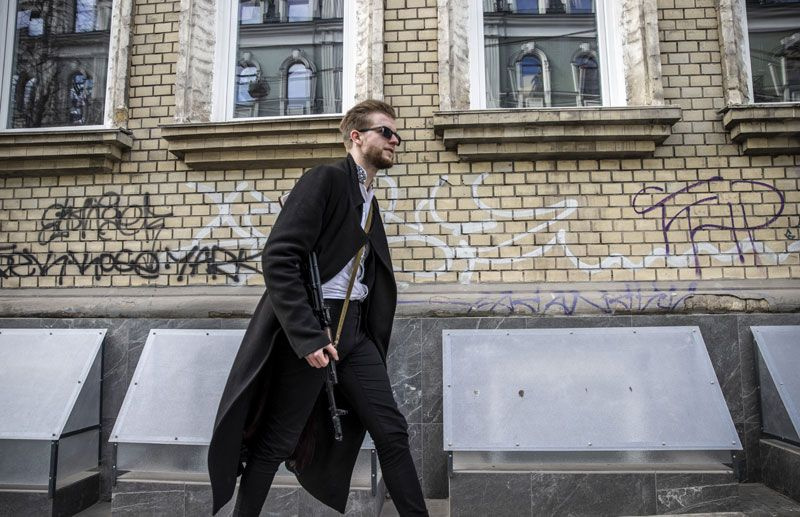 Ukrayna'nın en genç milletvekili Yurash silahlanıp Kiev'da sokağa çıktı verdiği pozlar olay oldu