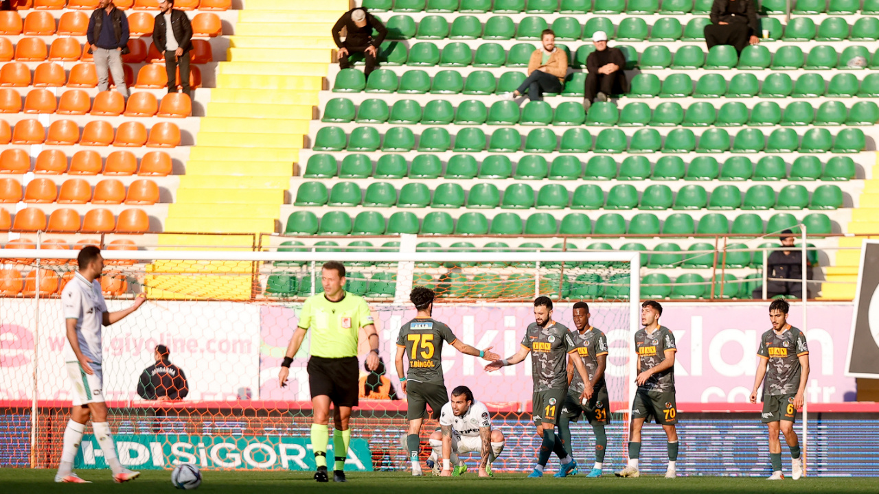 Alanyaspor darmadağın etti! Konyaspor zirveden uzaklaşıyor