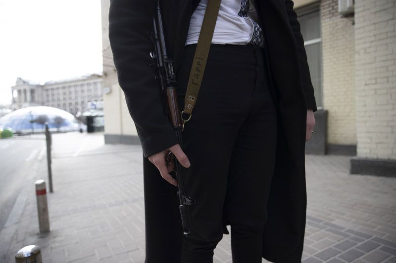 Ukrayna'nın en genç milletvekili Yurash silahlanıp Kiev'da sokağa çıktı verdiği pozlar olay oldu