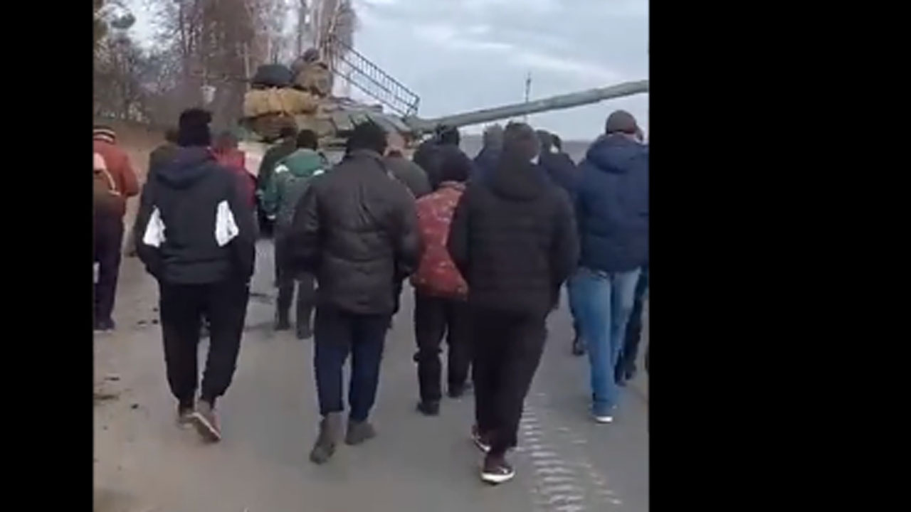 Ukraynalı siviller Rus tankına karşı böyle yürüdüler bu video sosyal medyada viral oldu