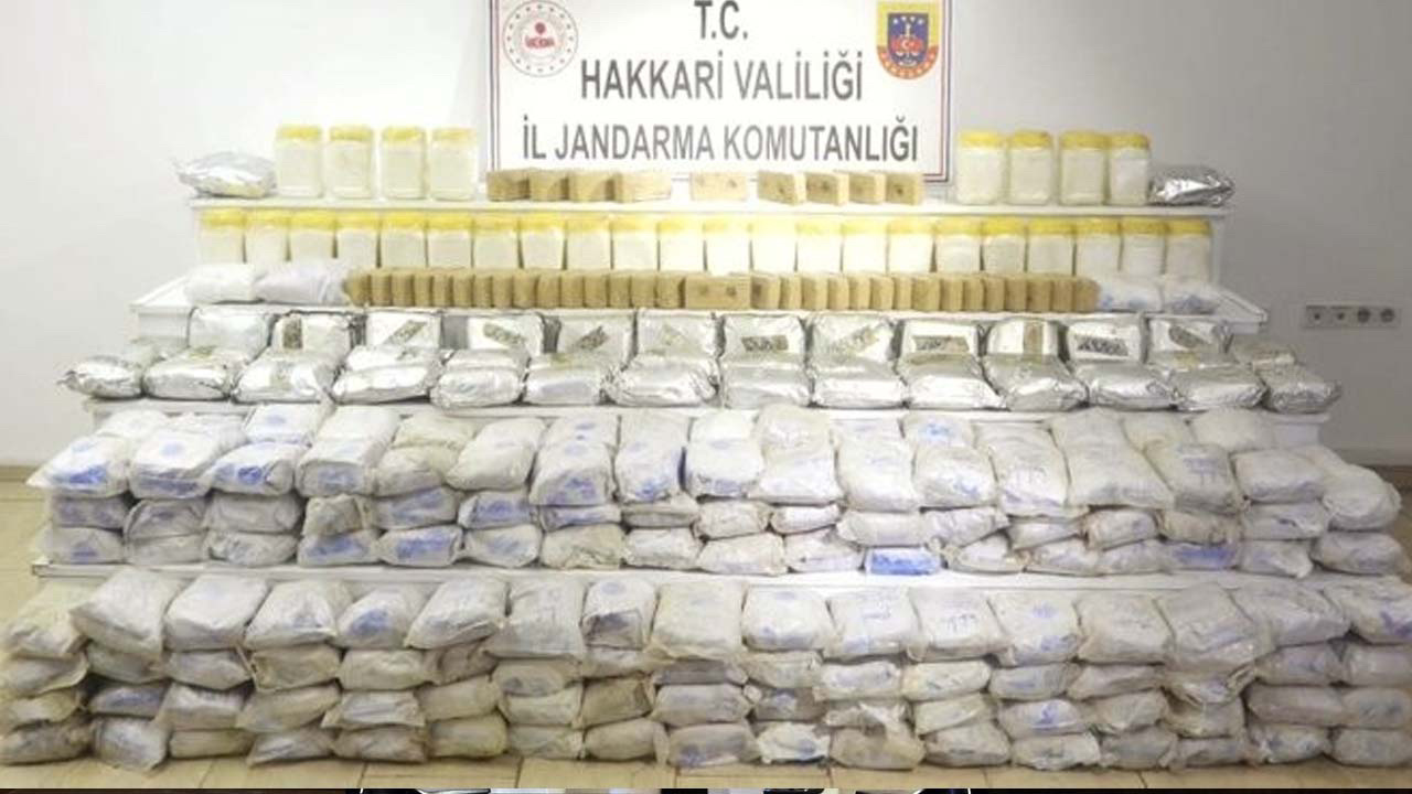 Bakan Süleyman Soylu duyurdu: 250 kilo eroin 34 kilo metamfetamin ele geçirildi