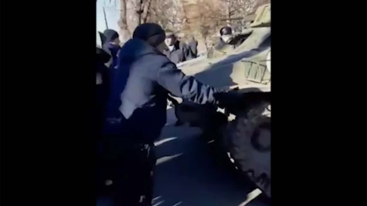 Rus askerleri zorlayan görüntüler! Ukrayna'da sivil halk tankların önüne dizildi