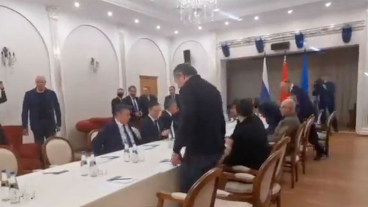 Rusya ve Ukrayna heyetleri, Belarus-Ukrayna sınırında müzakerelere başladı! O masadan ilk görüntü
