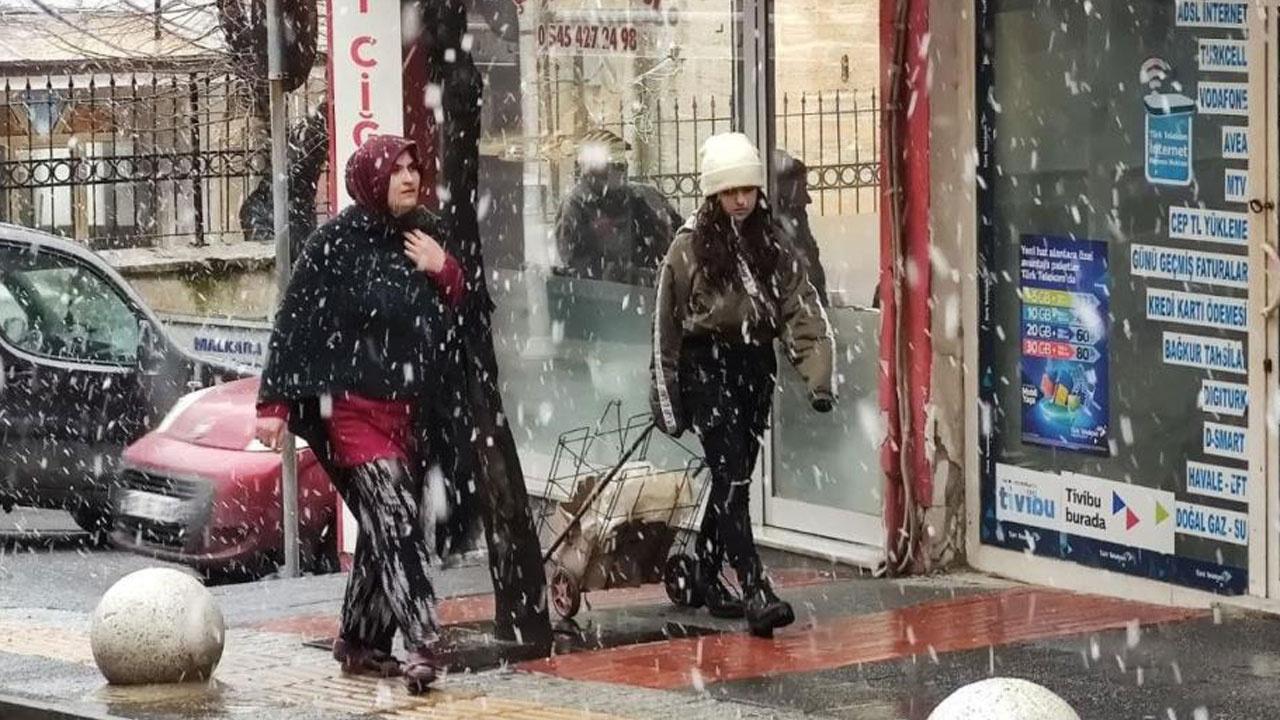 Meteoroloji uyarmıştı! Beklenen kar başladı lapa lapa yağıyor