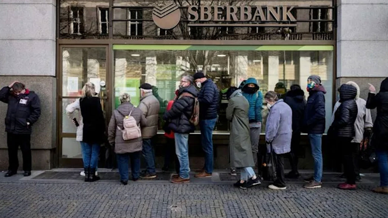 Rusya'nın en büyük bankası Sberbank'ın yan kuruluşları Avrupa'da batma noktasında