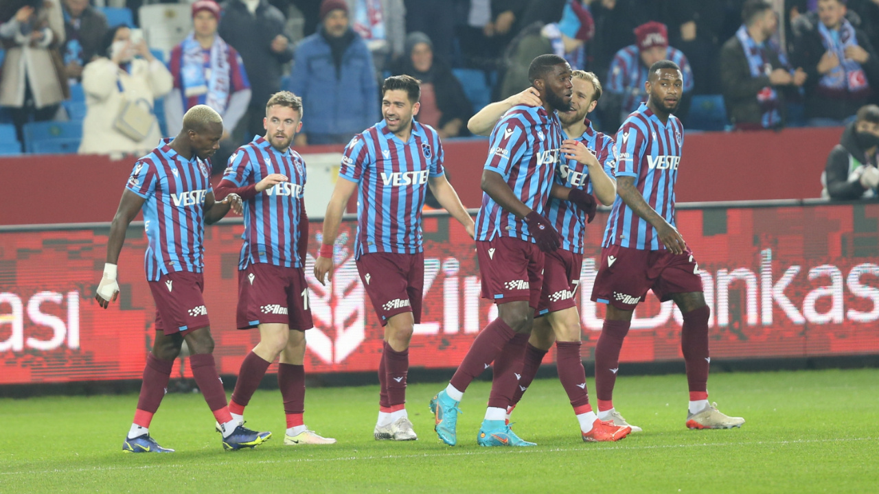 Antalyaspor'u 2-0'la geçen Trabzonspor kupada ilk yarı finalist oldu