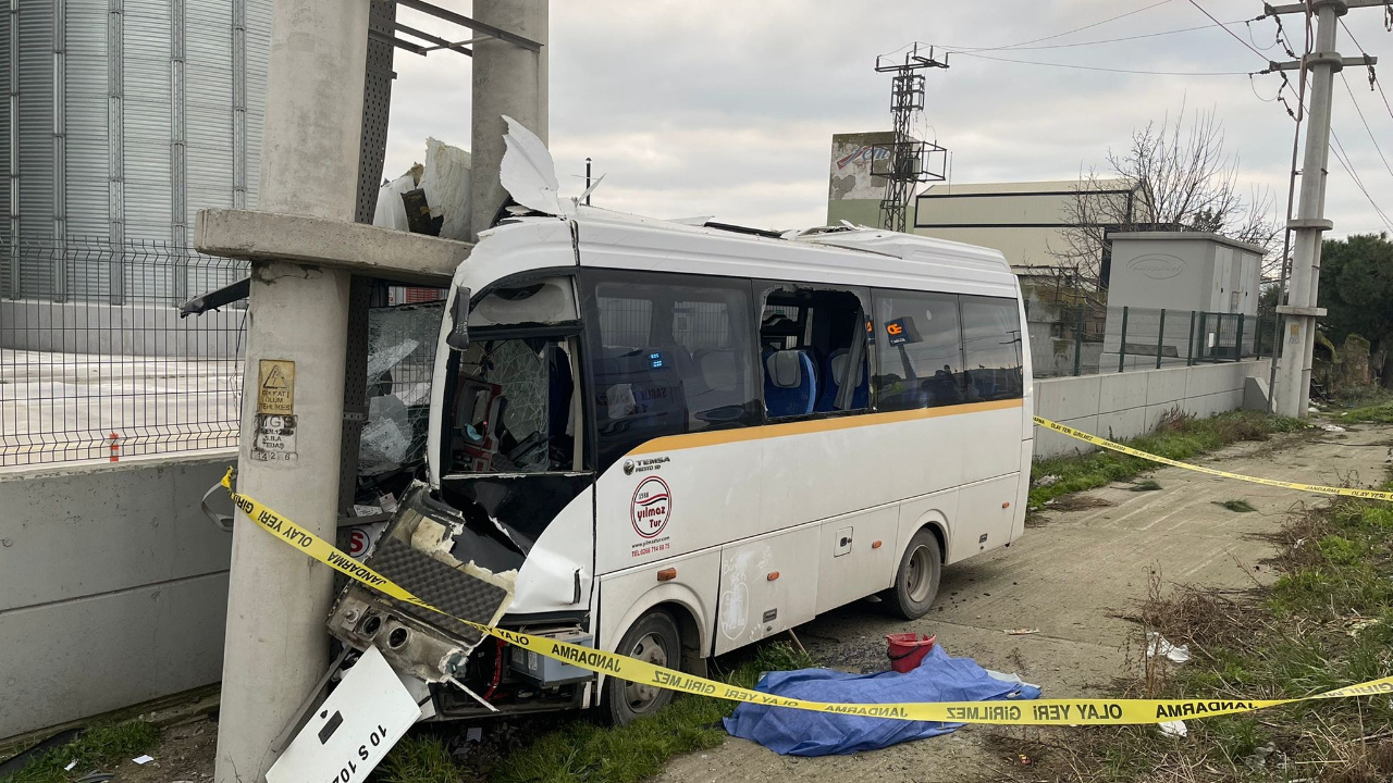 Balıkesir'de korkunç kaza! Servis otobüsü yoldan çıktı! Şoför camdan fırladı