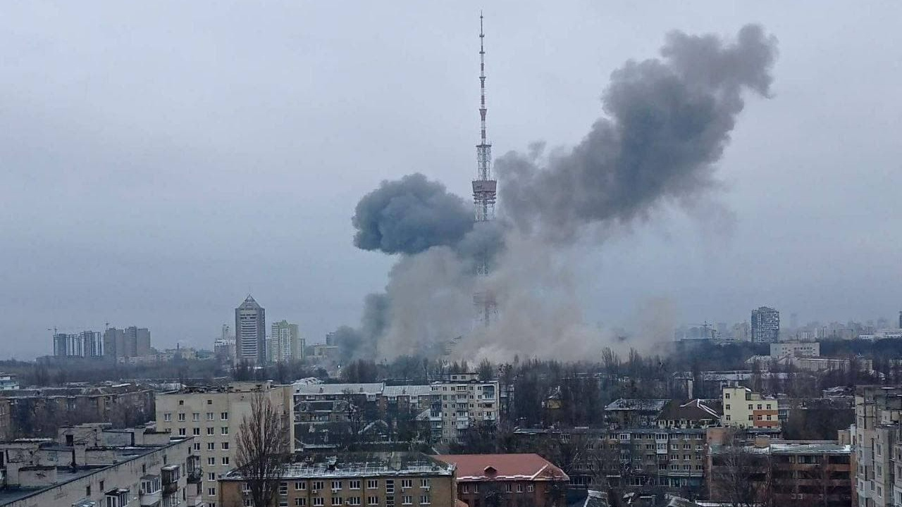 Ukrayna'nın başkenti Kiev'deki TV kulesi vuruldu! Çok sayıda ölü ve yaralı var