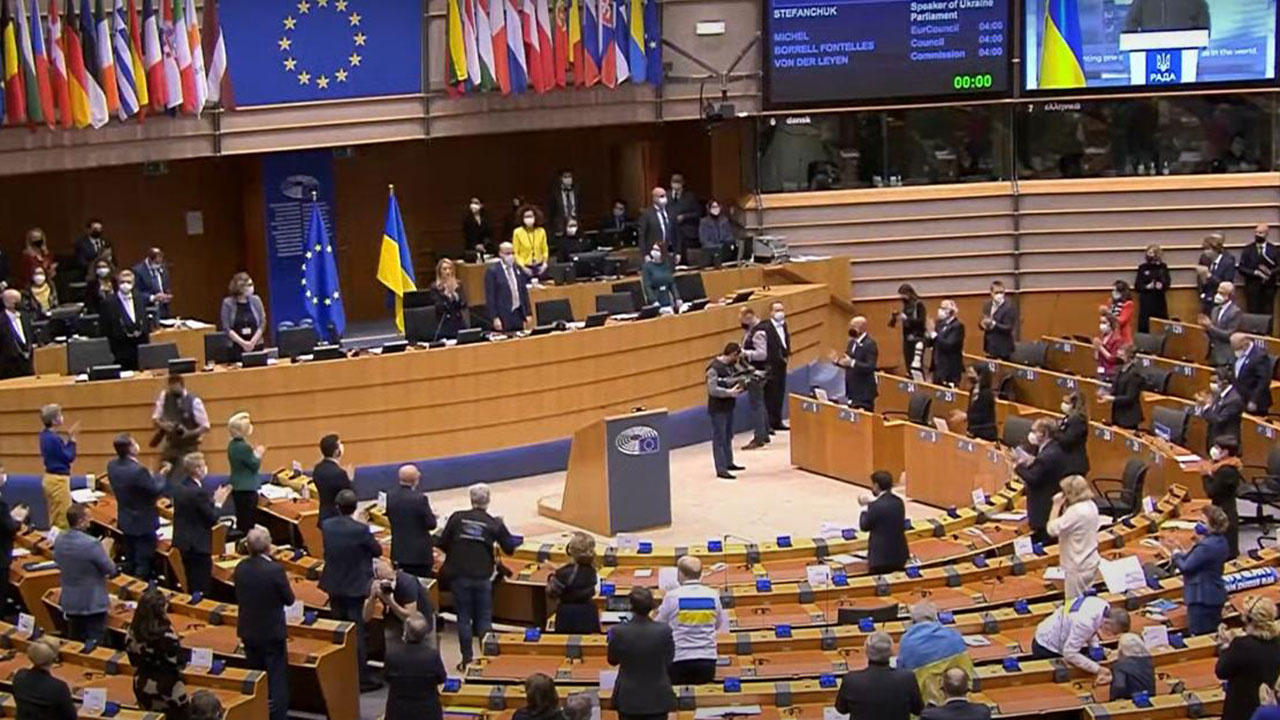 Ukrayna lideri Zelenskiy Avrupa Parlamentosu'nda ayakta alkışlandı! Putin ile savaşmayı sürdüreceğiz