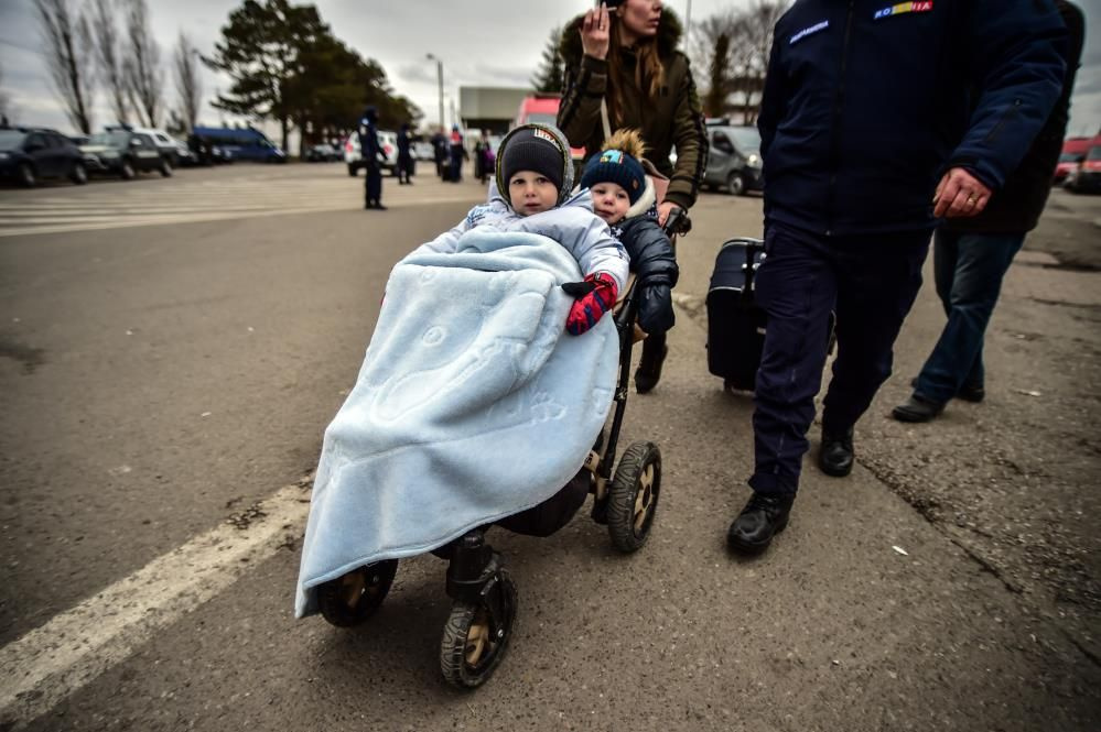 Binlerce Ukraynalı gözyaşlarına boğuldu! Kilometrelerce yürüdüler: Çocuklar perişan halde