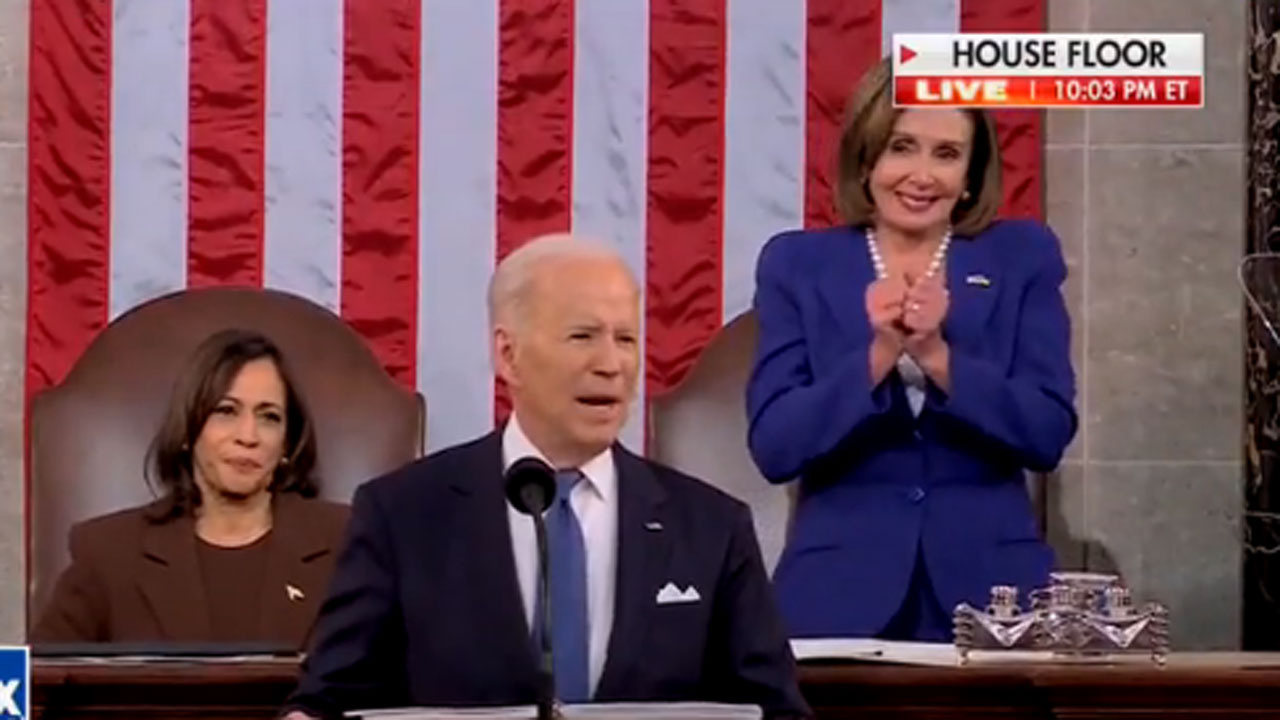 Kongrede Joe Biden konuşurken Nancy Pelosi'den tuhaf hareketler