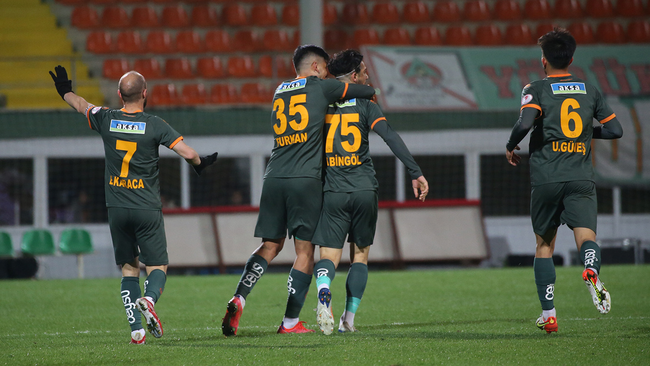 Gaziantep FK'yi saf dışı bırakan Alanyaspor yarı final biletini kaptı