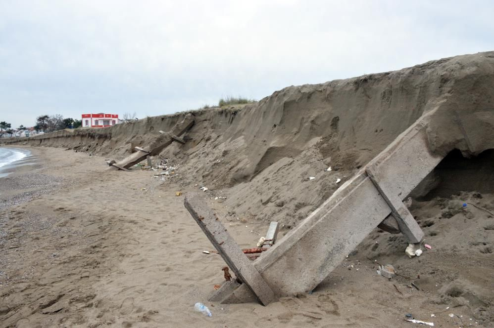 Karadeniz bu ilçeyi parça parça yutuyor! Evler tehlike altında: Depremden daha beter