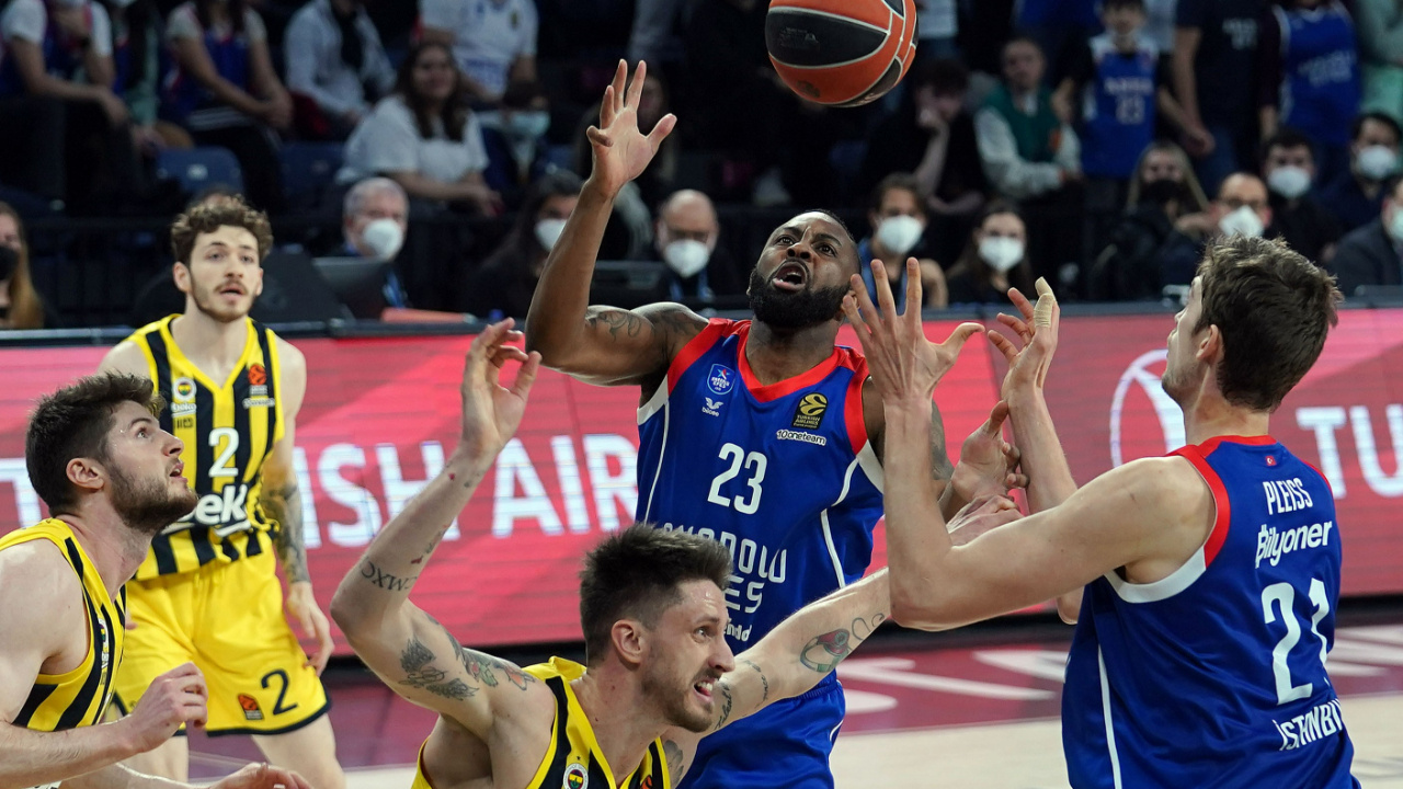 EuroLeague'in Türk derbisinde Anadolu Efes konuk ettiği Fenerbahçe'yi mağlup etti