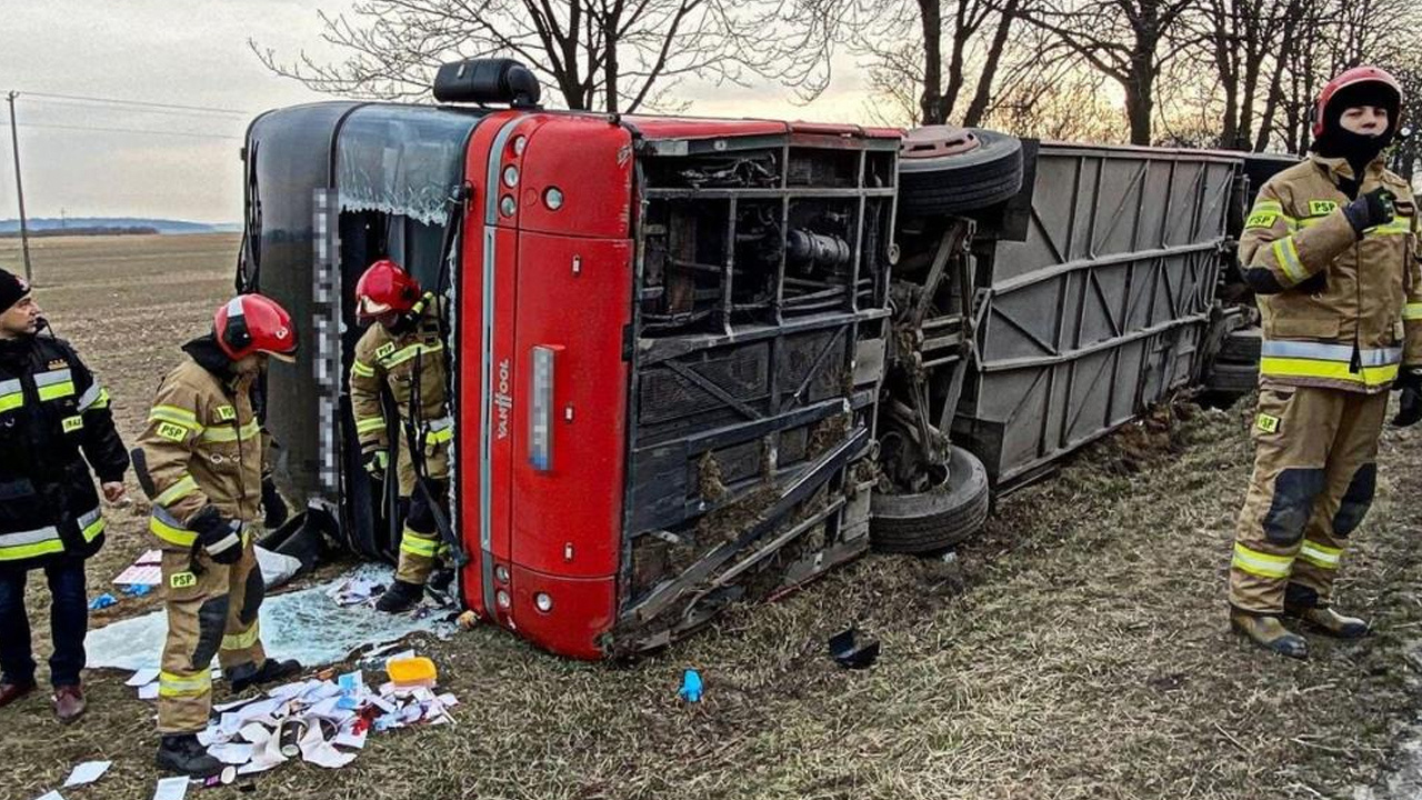 Ukraynalı mültecileri taşıyan otobüs Polonya'da kaza yaptı: Yaralılar var