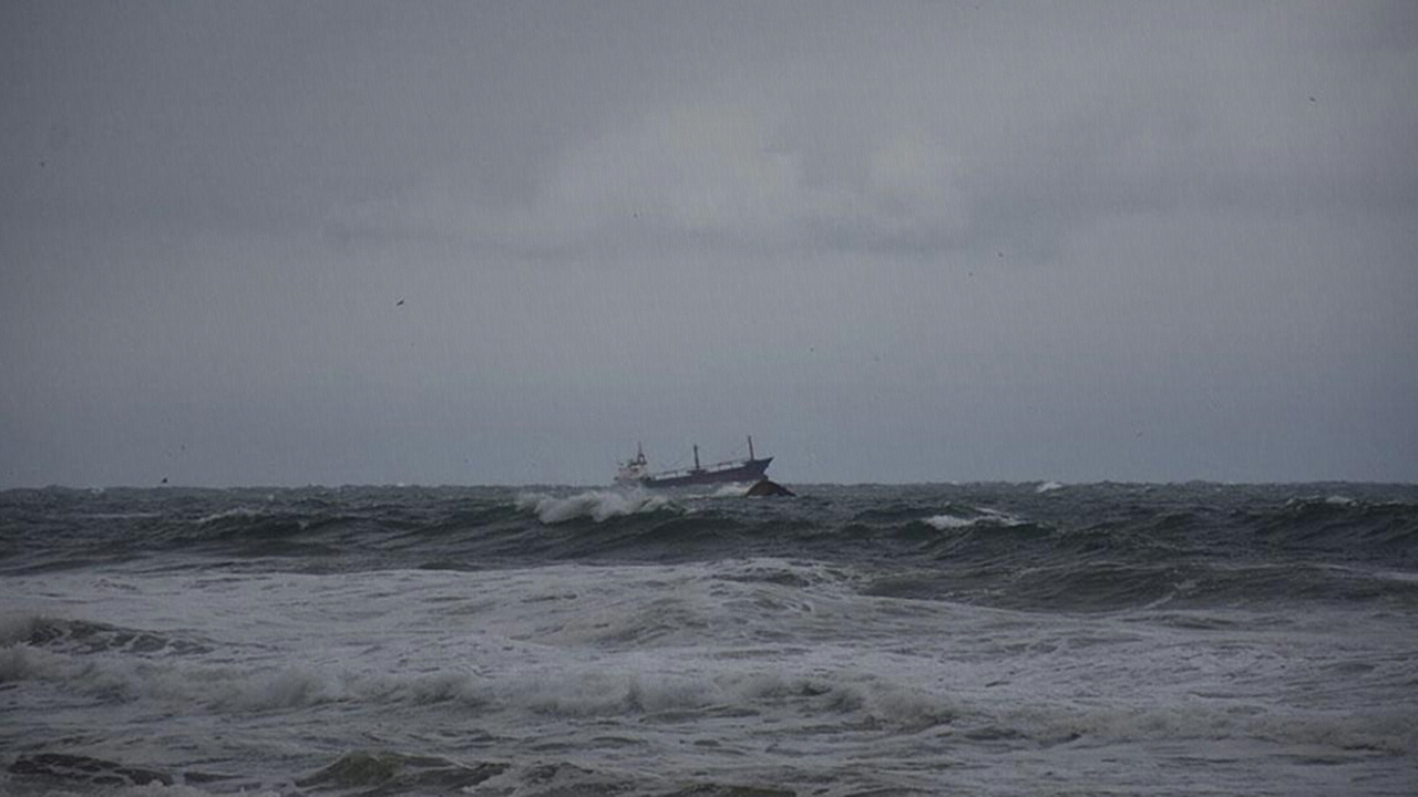 Estonya'ya ait kargo gemisi Ukrayna açıklarında büyük patlamanın ardından battı