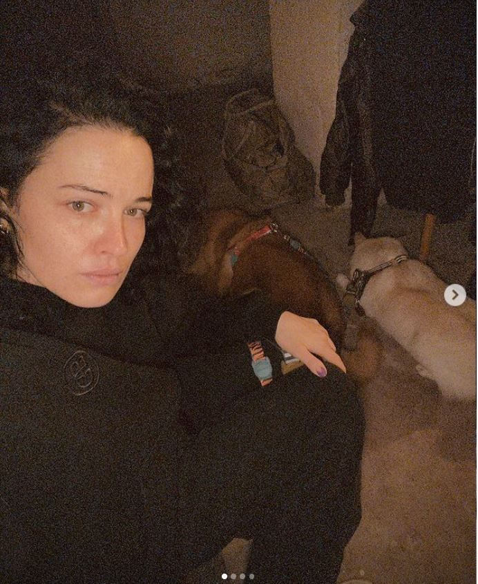 Ukraynalı Playboy modeli Dasha Astafieva savaşta köpekleriyle sığınakta gizleniyor
