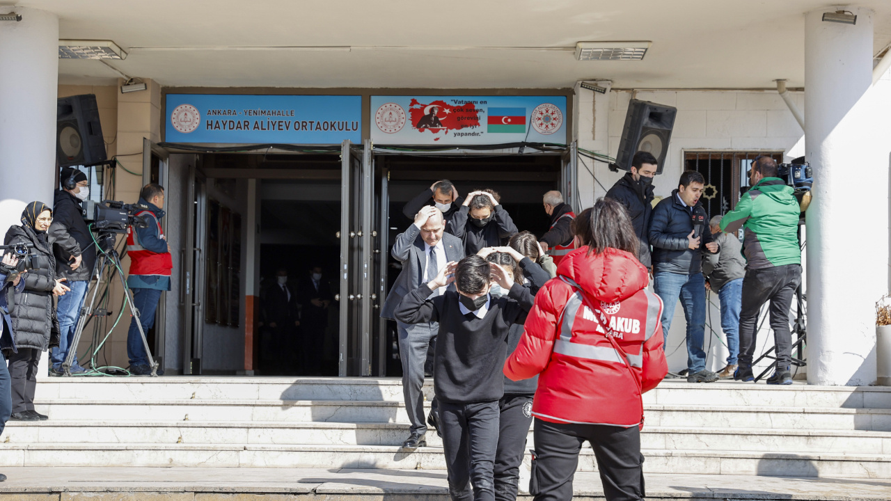 Bakanlar deprem tatbikatında Mahmut Özer ve Süleyman Soylu çök kapan tutun yaptı